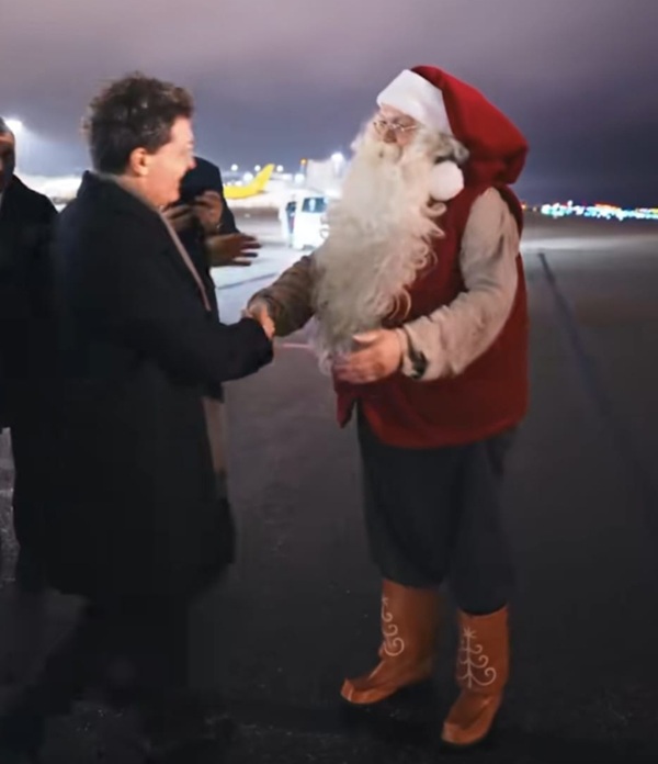 nicusor dan presedintele romaniei da mana cu mos craciun la coborarea din avion