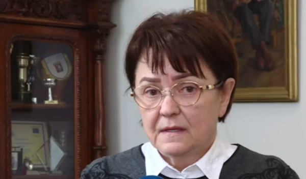 directoarea andreia bodea cu ochelari la ochi