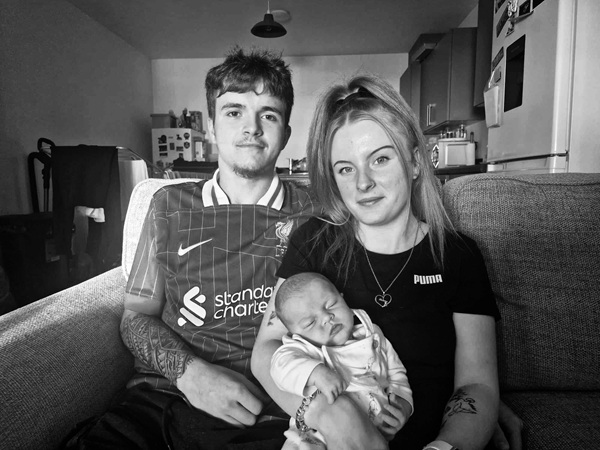 poza alb negru cu o familie cu copil mic