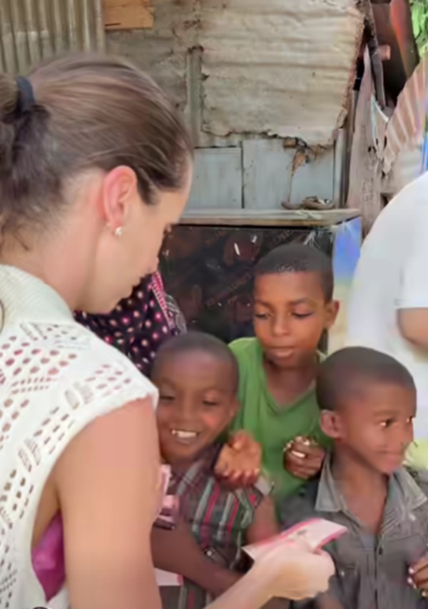 georgiana lobont da bani unor copii de culoare