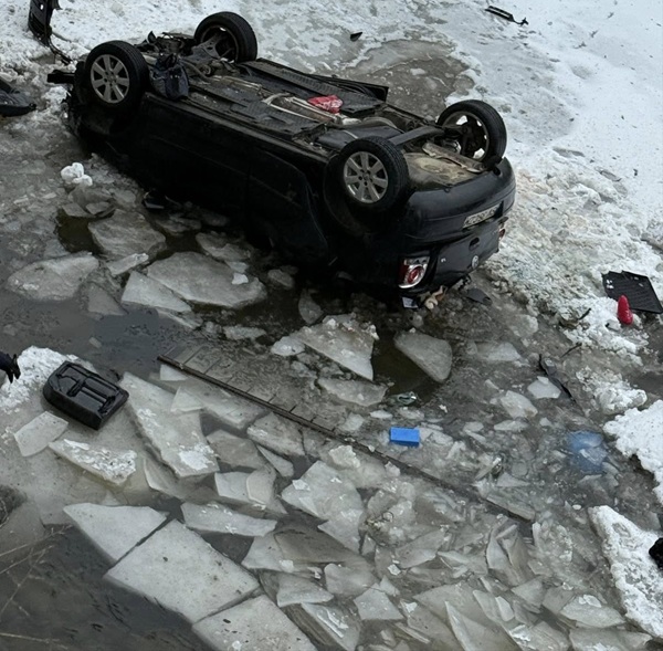 masina rasturnata in rau