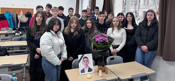 clasa de elevi stransa in jurul bancii unui elev decedat