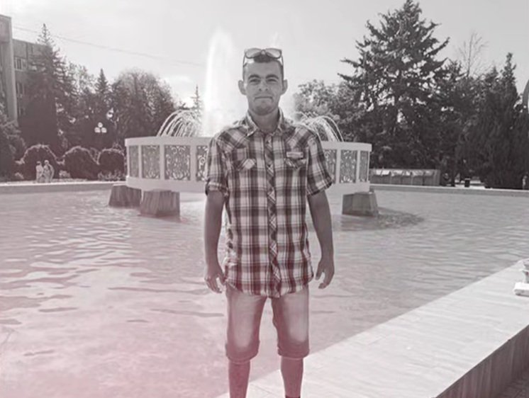 fotografie alb negru cu un baiat cu camasa in caouri