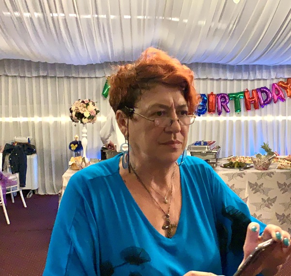 mama roxanei ciuhulescu in rochie albastra