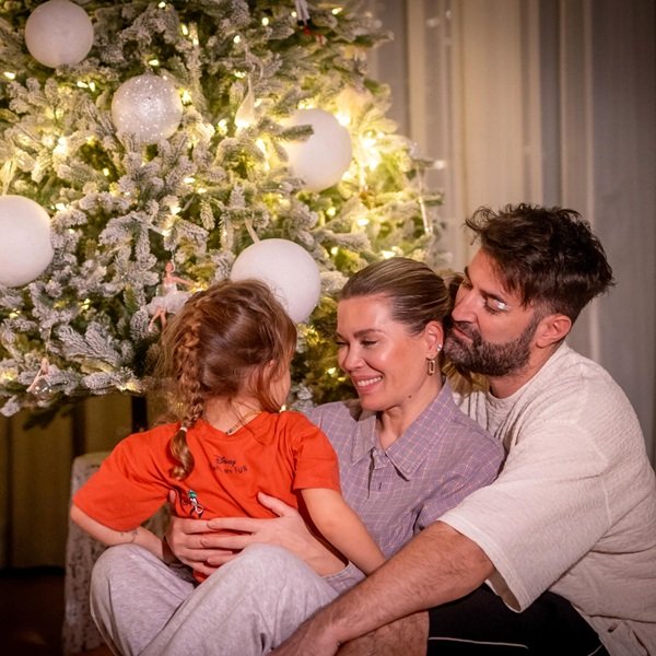 smiley gina pistol și josephine in fata bradului