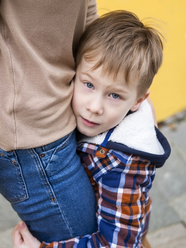 baiat tine strans piciorul unei femei