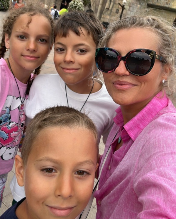 selfie facut de mirela vaida imbracata in roz cu copiii ei