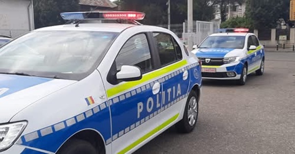 doua masini de politie pe strada