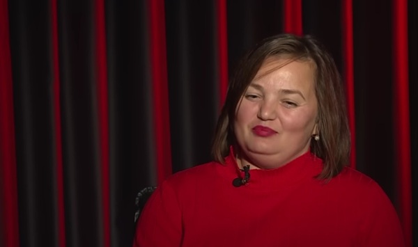 femeie blonda cu parul scurt imbracata in rosu