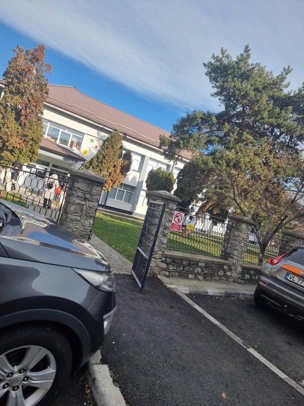 imagine cu intrarea intr-o gradinita