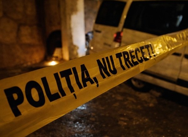 folie galbena pe care scrie politia nu treceti