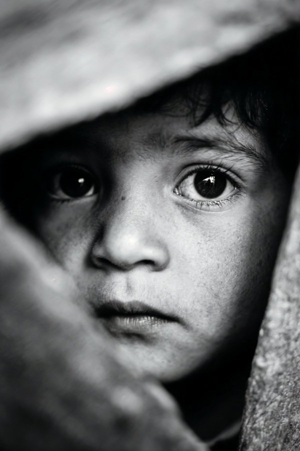 fotografie alb negru cu un chip de copil