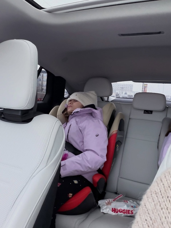 fiica gabrielei cristea doarme pe bancheta din spate a unei masini
