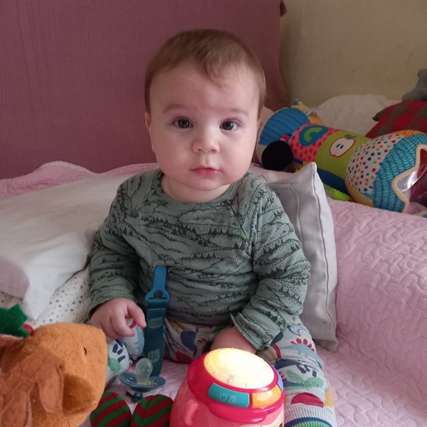 max baietelul cristinei cioran cu o jucarie in mana