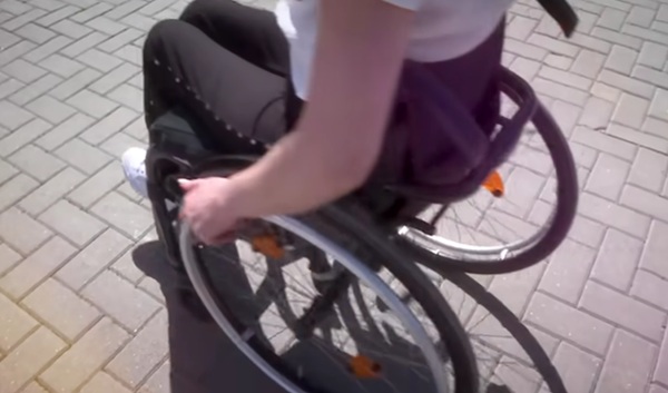 femeie in scaun cu rotile