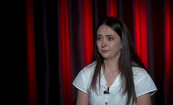 femeie imbracata in alb cu parul saten lung plangand