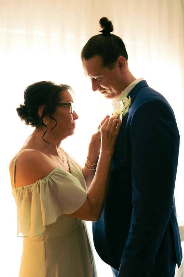 femeie ii aranjeaza cravata unui barbat