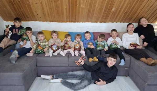 femeie cu 12 copii pe un pat