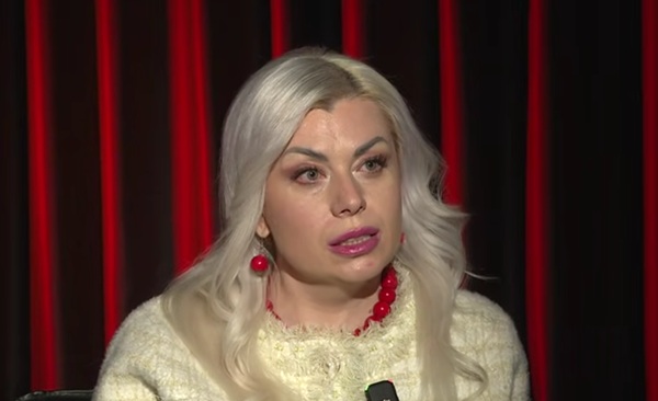 femeie cu parul lung blond cu ruj rosu si bluza alba