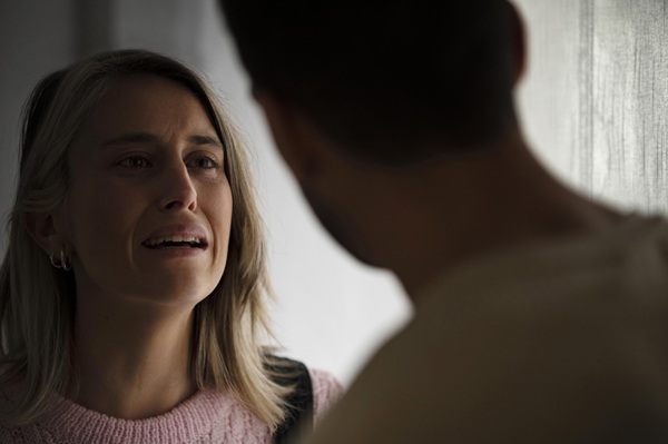 femeie blonda plange in fata unui barbat