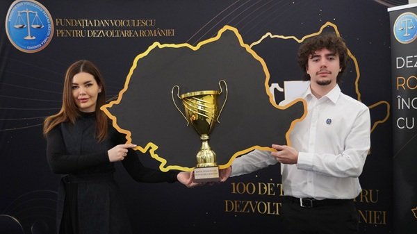 mihai priboi primeste o cupa de la o domnisoara blonda pentru performantele obținute