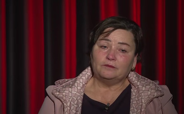 femeie tunsa scurt cu ochii in lacrimi da un interviu