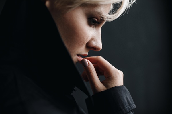 femeie blonda in doliu sta pe ganduri