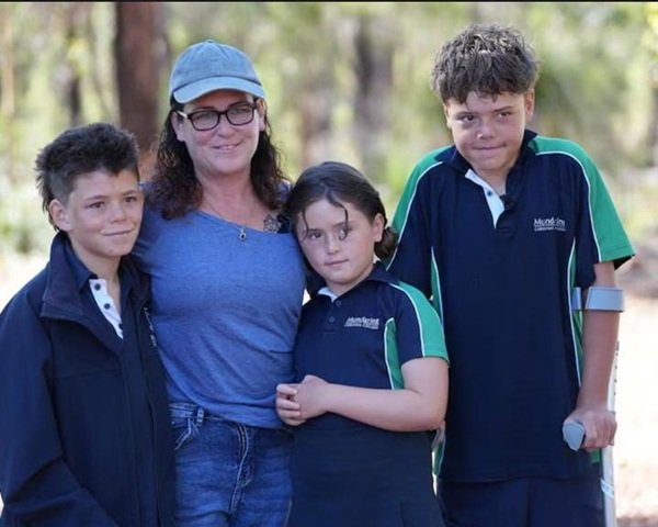 familia impreuna cu fiul salvator 