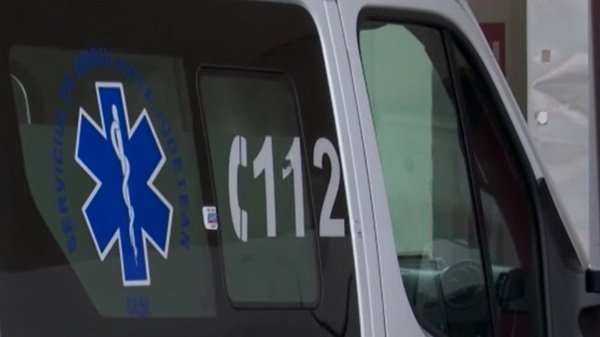 fotografie cu geamul unei ambulante cu nr 112