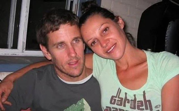 femeie si barbat stau imbratisati