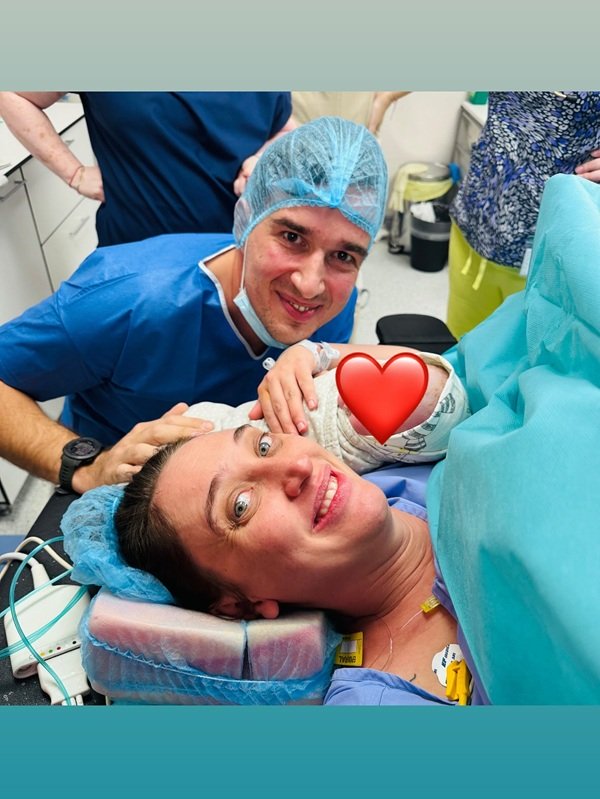 ilona brezoianu dupa nastere cu sotul si copilul ei