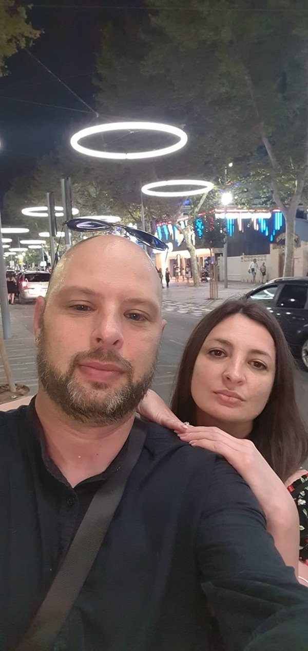 barbat si femeie imbracati in negru fac selfie