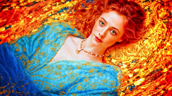 femeie in albastru sta cu fata in sus