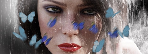 femeie plange inconjurata de fluturi mov