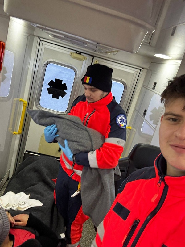 ambulantier tine in brate nou nascut