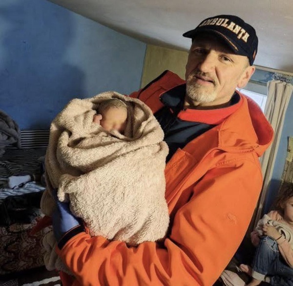 ambulantier tine in brate un bebelus nou nascut