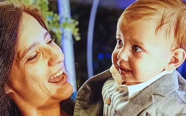 femeie tine copil in brate