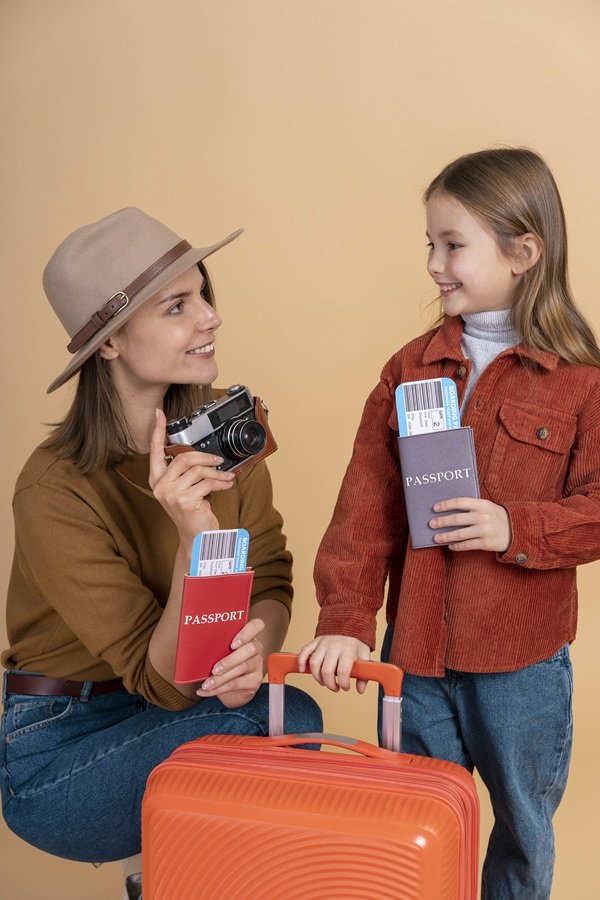 mama cu fata si cu bagaj cu pasapoarte