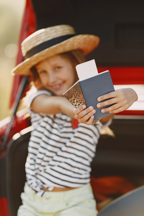 fetita cu un pasaport