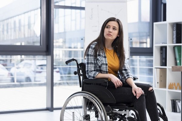 femeie in scaun cu rotile