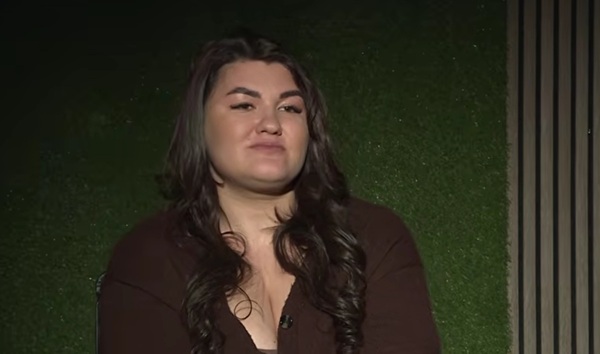 femeie cu parul lung imbracata in maro da interviu