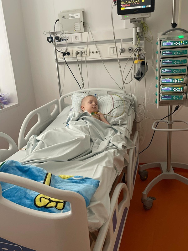 baiat cu cancer pe un pat de spital