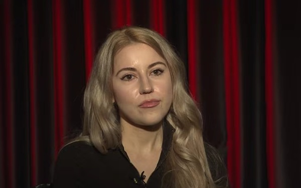 femeie blonda imbracata in negru