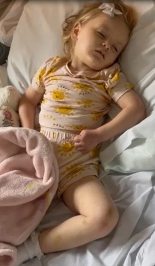 fata doarme pe un pat de spital