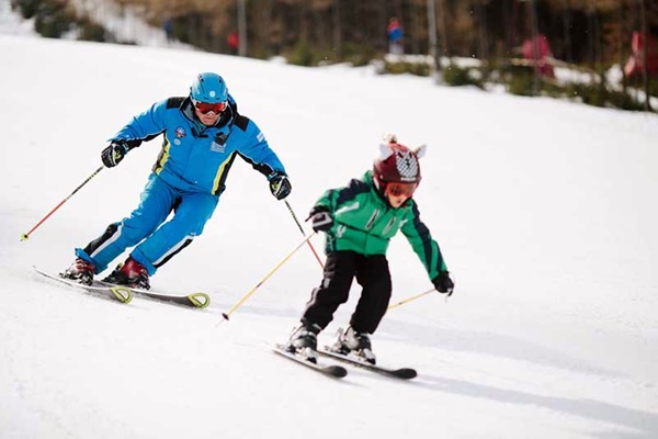 adult si copil schiaza pe partue