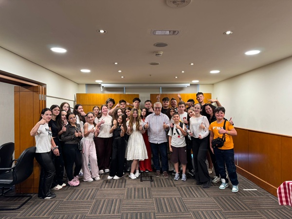 Consulul Rom&acirc;niei &icirc;n Dubai, Viorel Badea, a vizitat elevii din Vrancea plecați &icirc;n excursie &icirc;n Dubai