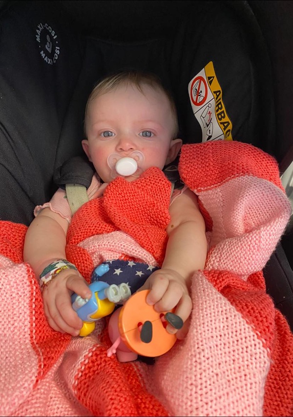 fetita sta pe un scaun