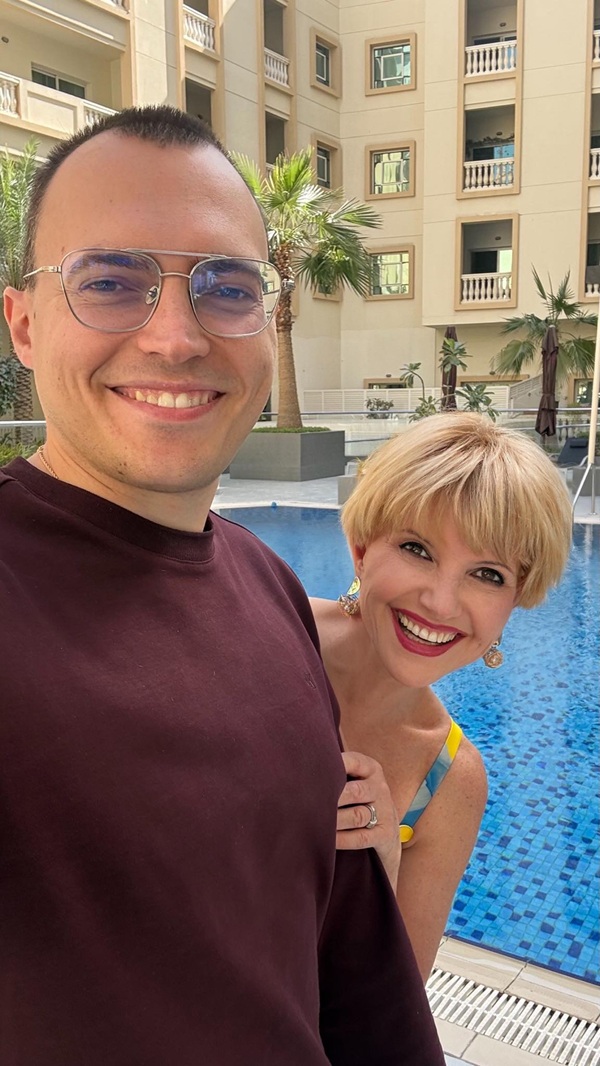 marina almasan cu fiul ei langa o piscina