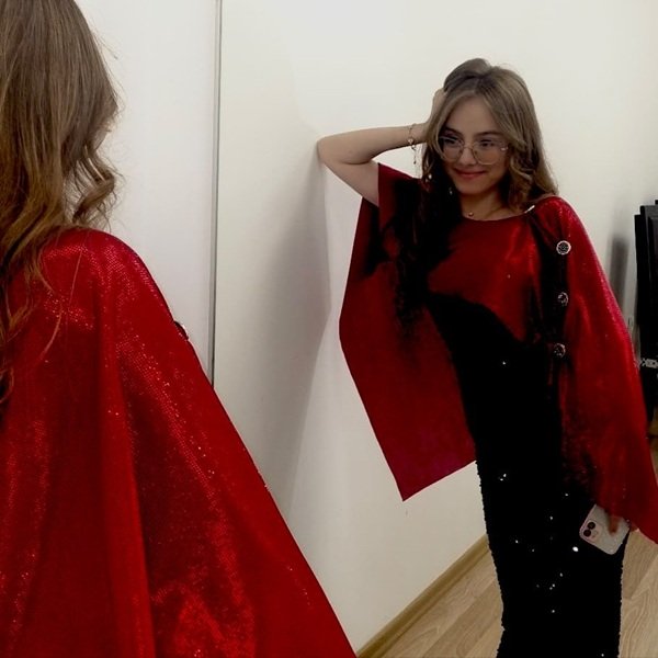 miruna fecioru cu capa rosie se uita in oglinda