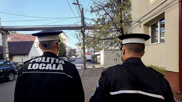 agenti de la politia locala inttorsi cu spatele